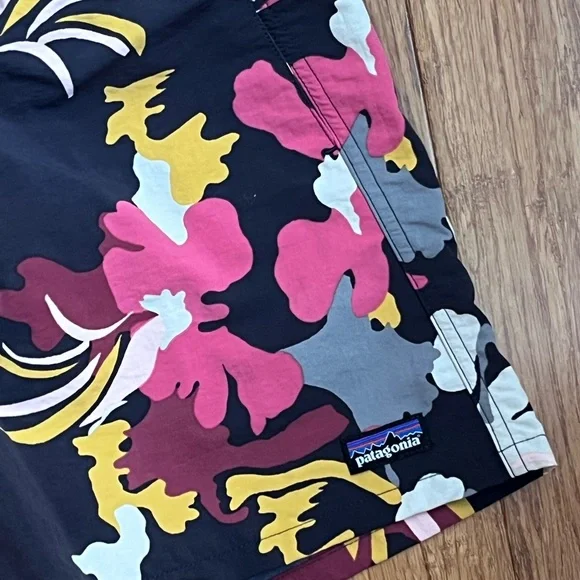 Patagonia Womens shorts size Small floral. 1121 - Picture 2 of 5